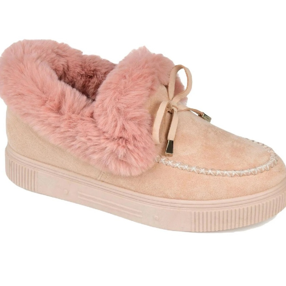 NWOB Journee Collection Womens Faux Fur Lined Faux Suede Moccasins Size: 8.5